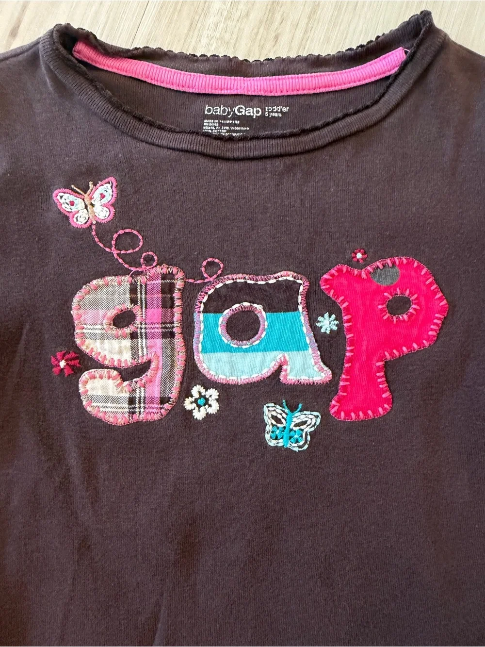 Vintage Y2K GAP Girls' Brown Long-Sleeve Logo Tee with Pink Applique